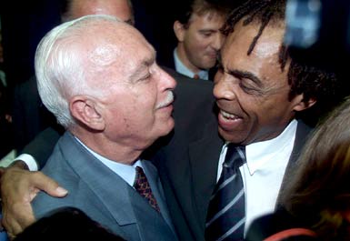 O ministro da Cultura, Gilberto Gil, recebe o cumprimento do senador baiano Ant�nio Carlos Magalh�es, na cerim�nia de transmiss�o de cargo no Minist�rio da Cultura. Celso J�nior/AE