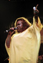  Alcione: de amarelo-ouro, um pout porri de cl�ssicos atemporais e obrigat�rios (Foto: Marcos Campos) 