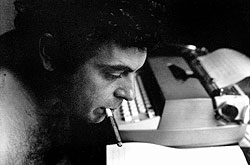 O diretor Glauber Rocha (1939-1981), que tem lan�ada sua "Revis�o Cr�tica do Cinema Brasileiro"