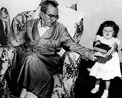 O escritor Graciliano Ramos com a neta em foto de março de 1953 