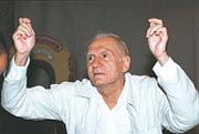 O autor Ariano Suassuna, que vai desfilar com mulher e filho  J�lio Vilela/AE  18/7/97 