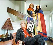 O escritor Ariano Suassuna, com sua mulher e nora vestindo as capas com as quais desfilaram pela Imp�rio Serrano  Glauco Spindola/"Di�rio de Pernambuco"