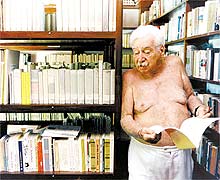 O escritor Jorge Amado na biblioteca de sua casa