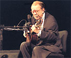 Jo�o Gilberto, que tocou no Hollywood Bowl ap�s 39 anos  Tuca Vieira/Folha Imagem
