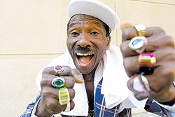 Riach�o, um dos pilares do samba da Bahia com Batatinha, que lan�a hoje e amanh� em S�o Paulo seu CD "Humanenochum" . Foto Luiz Carlos Murauskas/Folha Imagem