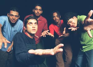 Surgido no rico cen�rio recifense de virada do s�culo, o Cordel do Fogo Encantado tem empres�rio franc�s e est� na Europa para 12 shows 