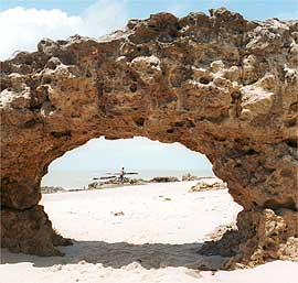Pedra Furada, na Praia do Amor