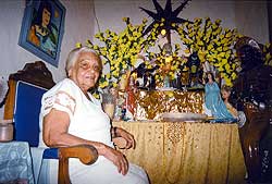 A cantora baiana Dona Edith do Prato, 86, que lan�ou o disco "Dona Edith do Prato - Vozes da Purifica��o", em sua casa em Santo Amaro da Purifica��o (BA)   Israel do Vale/Folha Imagem