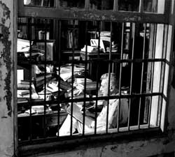 O soci�logo Gilberto Freyre (1900-1987), autor de "Casa-Grande & Senzala", faz anota��es na biblioteca de sua casa, em Recife, em 1952