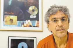 O cantor e compositor Caetano Veloso, autor do livro "Letra S�"; conjunto da obra vem com a colet�nea "Sobre as Letras"  Isabel Pedrosa - 12.11.2003/Folha Imagem